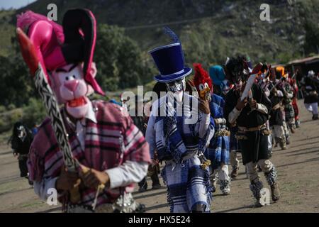 Pharisäer der Yaqui Trubu Kolonie Schlachtung und Batterien, die heute am Heiligen Thursday.Pharisees des Koloss Alto statt feiern die Auferstehung Jesu Stockfoto