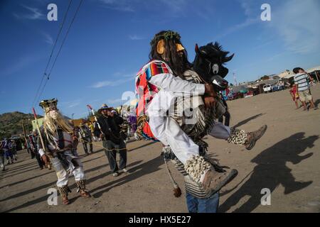 Pharisäer der Yaqui Trubu Kolonie Schlachtung und Batterien, die heute am Heiligen Thursday.Pharisees des Koloss Alto statt feiern die Auferstehung Jesu Stockfoto
