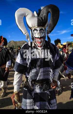 Pharisäer der Yaqui Trubu Kolonie Schlachtung und Batterien, die heute am Heiligen Thursday.Pharisees des Koloss Alto statt feiern die Auferstehung Jesu Stockfoto