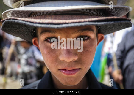 Pharisäer der Yaqui Trubu Kolonie Schlachtung und Batterien, die heute am Heiligen Thursday.Pharisees des Koloss Alto statt feiern die Auferstehung Jesu Stockfoto