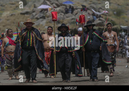 Pharisäer der Yaqui Trubu Kolonie Schlachtung und Batterien, die heute am Heiligen Thursday.Pharisees des Koloss Alto statt feiern die Auferstehung Jesu Stockfoto