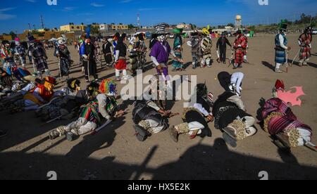 Pharisäer der Yaqui Trubu Kolonie Schlachtung und Batterien, die heute am Heiligen Thursday.Pharisees des Koloss Alto statt feiern die Auferstehung Jesu Stockfoto