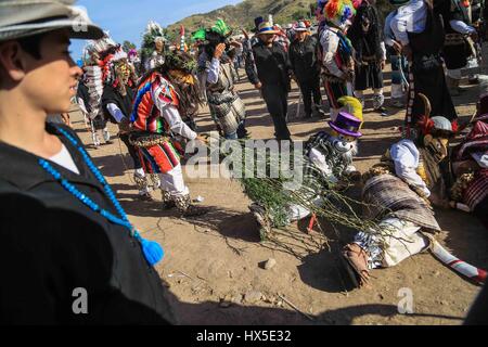 Pharisäer der Yaqui Trubu Kolonie Schlachtung und Batterien, die heute am Heiligen Thursday.Pharisees des Koloss Alto statt feiern die Auferstehung Jesu Stockfoto