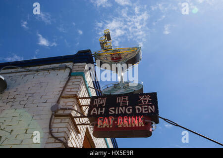 Neon-Schild außerhalb "Ah singen Den" Karaokebar in Austin, Texas. Stockfoto