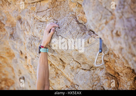 Nahaufnahme der Kletterer hand auf Felsen, selektiven Fokus Stockfoto