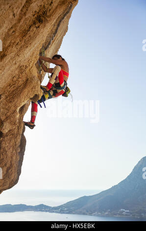 Junge Frau kämpft, anspruchsvolle Strecke auf einer Klippe zu klettern, der Insel Kalymnos, Griechenland Stockfoto