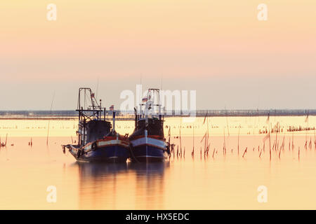 Kleine Fischerboote verwendet als Vehikel für die Suche nach Fisch in den sea.at Sonnenuntergang Stockfoto