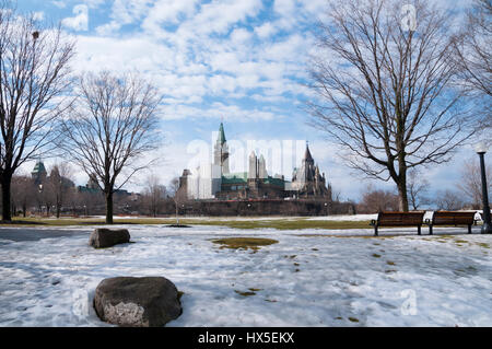 Kanadas Centre Block am Parliament Hill wird von Major es Hill Park in Ottawa, Ontario, Kanada gesehen. Stockfoto