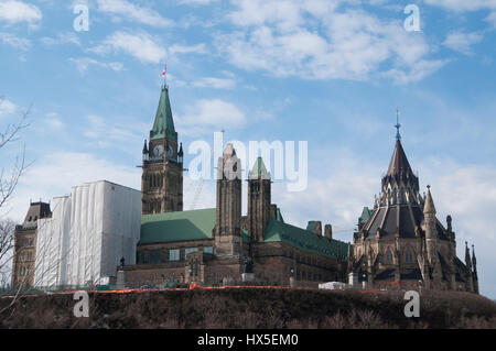 Kanadas Centre Block am Parliament Hill wird von Major es Hill Park in Ottawa, Ontario, Kanada gesehen. Stockfoto