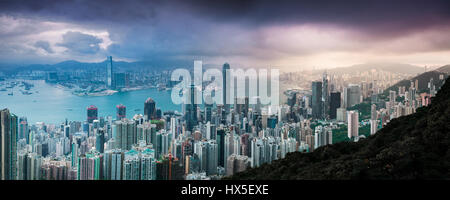 Panoramablick auf Hong Kong Island und Kowloon vom Victoria Peak Stockfoto