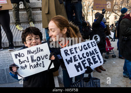 New York, USA - 29. Januar 2017 - März & Rally: Wir werden am Ende der Flüchtling & muslimischen Verbot. Tausende von New Yorkern sammelten sich im Battery Park für einen Marsch nach Foley Quadrat um Präsident Trump Reiseverbot gegen fünf überwiegend muslimischen Nationen zu protestieren. © Stacy Walsh Rosenstock/Alamy Stockfoto