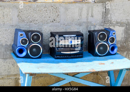 Poltavskaya, Russland - 24. März 2016: Kassette Tape-Recorder mit Radio auf einem blauen Holztisch. Oldtimer Technik aus den 90er Jahren. Stockfoto