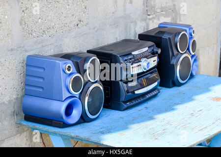 Poltavskaya, Russland - 24. März 2016: Kassette Tape-Recorder mit Radio auf einem blauen Holztisch. Oldtimer Technik aus den 90er Jahren. Stockfoto