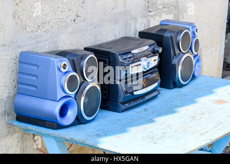 Poltavskaya, Russland - 24. März 2016: Kassette Tape-Recorder mit Radio auf einem blauen Holztisch. Oldtimer Technik aus den 90er Jahren. Stockfoto