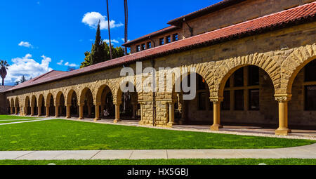 Palo Alto, CA - 25. Februar 2017: Stanford University Memorial Court. Stanford U ist eines der weltweit führenden Universitäten für Lehre und Forschung. Stockfoto