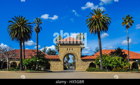 Palo Alto, CA - 25. Februar 2017: Eingang zum Campus der Stanford U vom Hof. Stanford U ist einer der weltweit führenden Lehre und Forschungsuniversitäten. Stockfoto