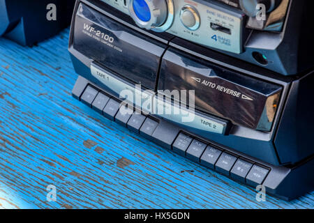 Poltavskaya, Russland - 24. März 2016: Kassette Tape-Recorder mit Radio auf einem blauen Holztisch. Oldtimer Technik aus den 90er Jahren. Stockfoto