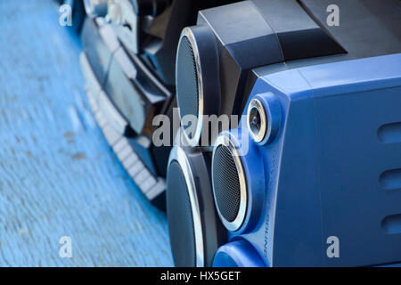 Poltavskaya, Russland - 24. März 2016: Kassette Tape-Recorder mit Radio auf einem blauen Holztisch. Oldtimer Technik aus den 90er Jahren. Stockfoto