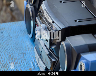 Poltavskaya, Russland - 24. März 2016: Kassette Tape-Recorder mit Radio auf einem blauen Holztisch. Oldtimer Technik aus den 90er Jahren. Stockfoto