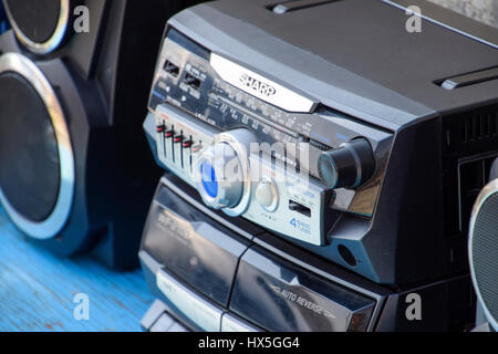 Poltavskaya, Russland - 24. März 2016: Kassette Tape-Recorder mit Radio auf einem blauen Holztisch. Oldtimer Technik aus den 90er Jahren. Stockfoto