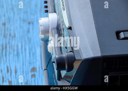 Poltavskaya, Russland - 24. März 2016: Kassette Tape-Recorder mit Radio auf einem blauen Holztisch. Oldtimer Technik aus den 90er Jahren. Stockfoto