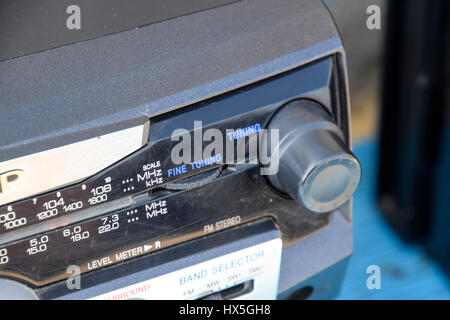 Poltavskaya, Russland - 24. März 2016: Kassette Tape-Recorder mit Radio auf einem blauen Holztisch. Oldtimer Technik aus den 90er Jahren. Stockfoto