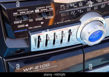 Poltavskaya, Russland - 24. März 2016: Kassette Tape-Recorder mit Radio auf einem blauen Holztisch. Oldtimer Technik aus den 90er Jahren. Stockfoto