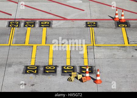 Parkposition für Flugzeuge auf dem großen Flughafen Stockfoto