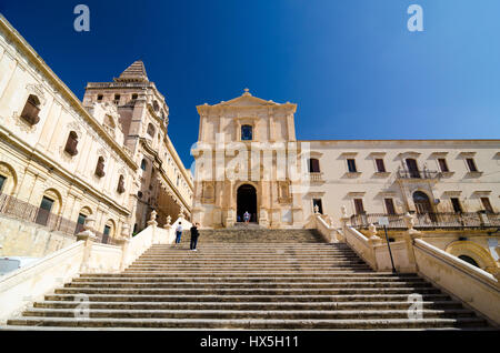 Noto, Italien - 14. September 2015: Fassade und Treppe der Kirche Saint Francis Immaculate in Noto, Sizilien, Italien Stockfoto