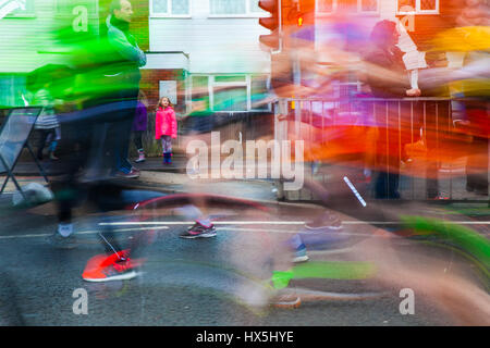 Slow-Shutter Temposchuss der Teilnehmer in die Welt Halbmarathon, Cardiff, UK, 26. März 2016 Stockfoto