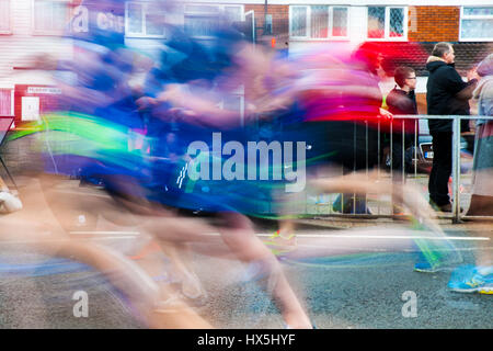 Slow-Shutter Temposchuss der Teilnehmer in die Welt Halbmarathon, Cardiff, UK, 26. März 2016 Stockfoto