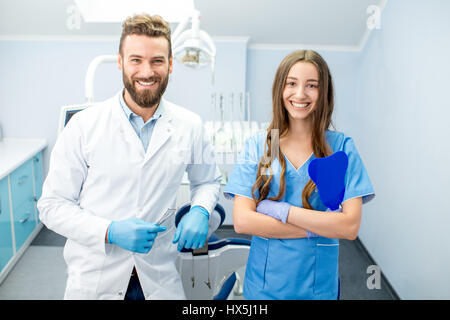 Porträt der schönen Zahnarzt mit jungen Assistentin in Uniform in der zahnärztlichen Praxis Stockfoto