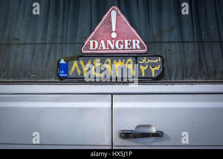 Warnschild mit einem Touristenvisum in Iran Stockfoto