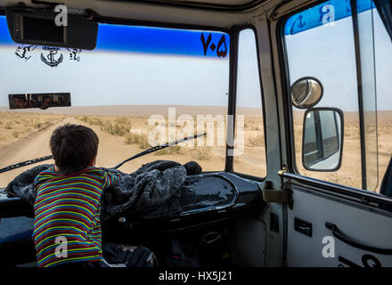 Iranische junge im Kleinbus auf Maranjab Wüste gelegen in Aran va Bidgol Grafschaft im Iran Stockfoto