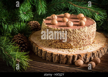 Walnuss Kuchen serviert im Wald auf alten Woodne Tisch Stockfoto