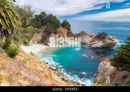 California Beach und Falls, Julia Pfeiffer Beach McWay Falls. Stockfoto