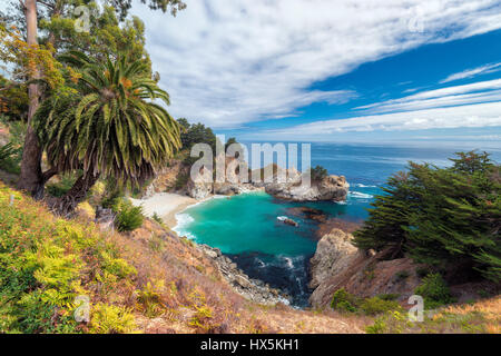 California Beach und Falls, Julia Pfeiffer Beach McWay Falls. Stockfoto