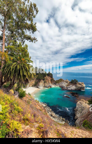 California Beach und Falls, Julia Pfeiffer Beach McWay Falls. Stockfoto