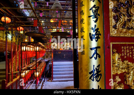 Rote Laternen, Weihrauch Spulen und Detail der Dekorationen im Inneren Man Mo Tempel, Hollywood Road, Sheung Wan, Hong Kong Insel, China. Stockfoto