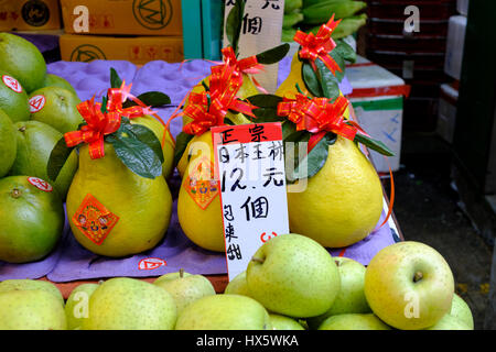 Äpfel und Pampelmusen zum Verkauf an einen Stand auf Shau Kei Wan Markt. Hong Kong Island, Hongkong, China. Stockfoto