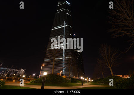 MADRID, Spanien - März 18: Crystal Tower und PwC Tower bei Nacht, Cuatro Torres Business Area am 18. März 2017 in Madrid, Spanien Stockfoto