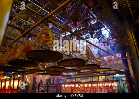 Großen Weihrauch Spulen hängen von der Decke im Inneren Man Mo Tempel, Hollywood Road, Sheung Wan, Hong Kong Insel, China. Stockfoto