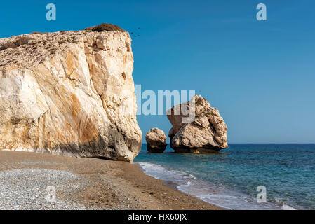 Zypern-Strand mit dem legendären Felsen der Aphrodite, Paphos Stockfoto