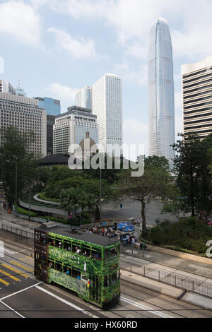 Ein Doppeldecker Straßenbahn Köpfe in Richtung der zentralen Bezirk von Hong Kong. Das höchste Bauwerk ist der IFC2 Gebäude im Hintergrund ist Stockfoto