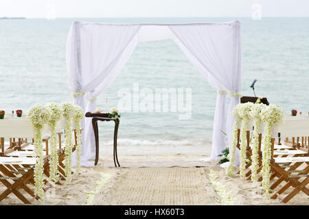 Blumen Dekoration Stuhl bei Hochzeiten am Strand Stockfoto