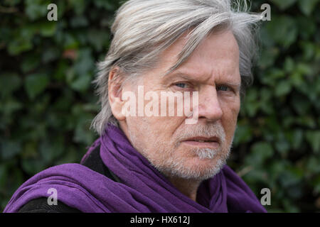 Porträt eines älteren Mannes im Freien, mit Brille, graue Haare, kleiner Bart und Schnurrbart, ernsthaft Stockfoto