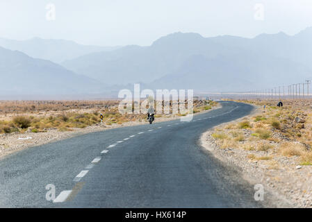 Straße in Natanz County, Provinz Isfahan, Iran Stockfoto