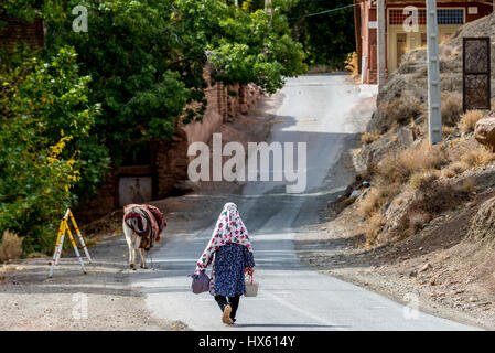 Frau trägt Tracht im berühmten roten Dorf Abyāneh in Natanz County, Provinz Isfahan, Iran Stockfoto