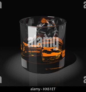 Whisky mit Eiswürfel in einen Tumbler Glas. Dunkel-Taste. Schuss auf schwarzem Hintergrund hautnah. Stockfoto