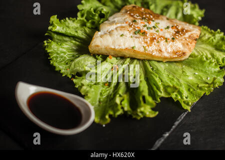 Gegrillter Pangasius mit Sauce. Fisch und Meeresfrüchte. Fischgericht. Restaurant Stockfoto